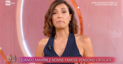 Copertina di “Massacrata di critiche quando sono tornata in tv dopo il parto. Mi dicevano: ‘Stai a casa ad allattare tua figlia’”, Caterina Balivo in lacrime a La volta buona