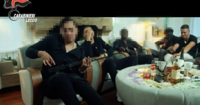 Copertina di Baby Gang è stato arrestato di nuovo: dopo una perquisizione “è stato trovato in possesso di un’arma”. Poche ore prima era sul palco a cantare con Emis Killa