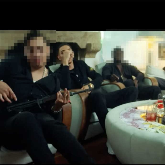 Baby Gang è stato arrestato di nuovo: dopo una perquisizione “è stato trovato in possesso di un’arma”. Poche ore prima era sul palco a cantare con Emis Killa