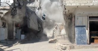 Copertina di Continuano i raid israeliani su Gaza City: le conseguenze di un attacco su un edificio – Video