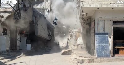 Copertina di Continuano i raid israeliani su Gaza City: le conseguenze di un attacco su un edificio – Video