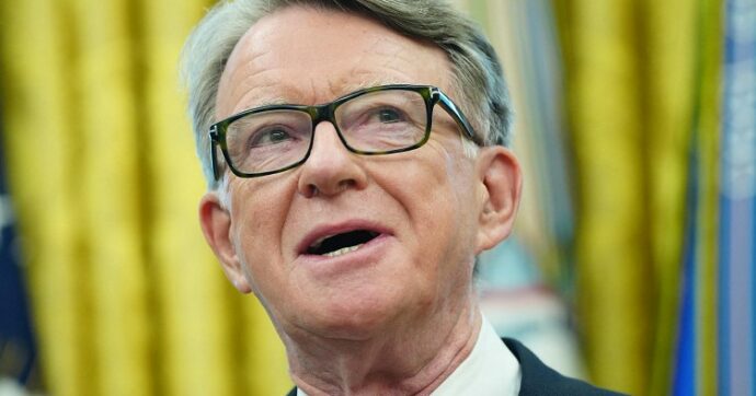 Il premier inglese Starmer licenzia l’ambasciatore negli Usa Mandelson: si definiva “miglior amico” del finanziere pedofilo Epstein