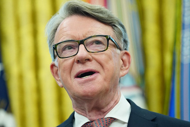 Il premier inglese Starmer licenzia l’ambasciatore negli Usa Mandelson: si definiva “miglior amico” del finanziere pedofilo Epstein
