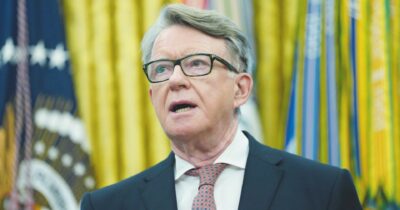 Copertina di Starmer caccia Mandelson per l’amicizia con Epstein