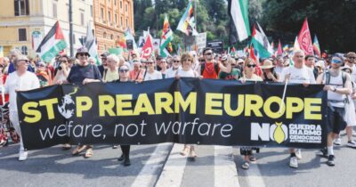 Copertina di I pacifisti fuori dalla sede di Leonardo: “Stop bombe”