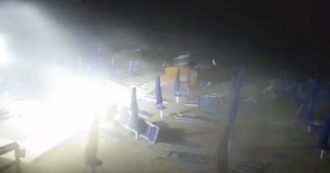 Copertina di Tromba d’aria in Salento, lettini e sdraio spazzati via dalle raffiche di vento