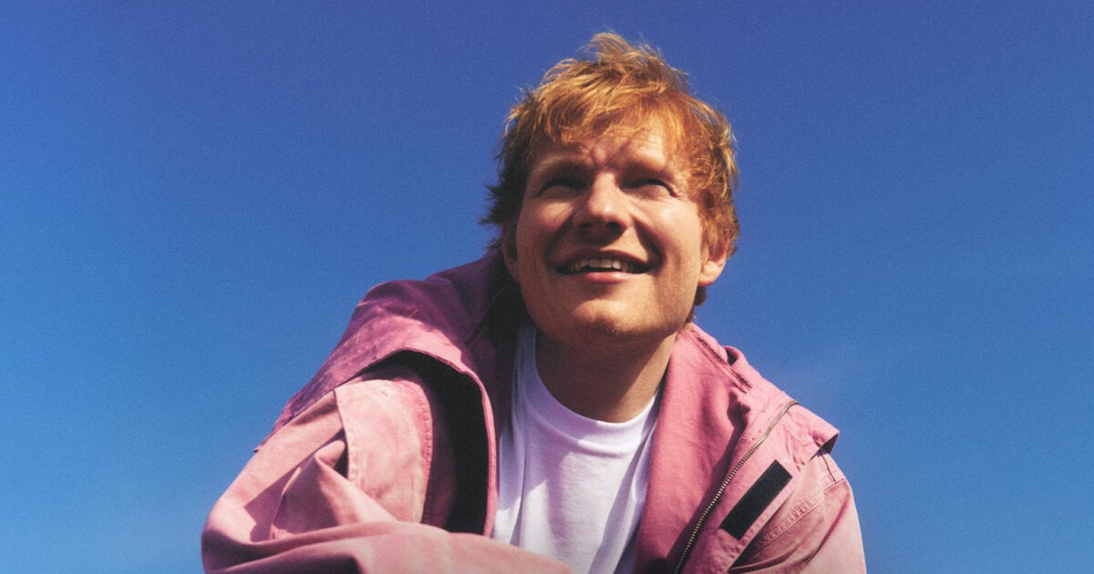 “L’industria musicale? Un parco giochi. Ci sono i ragazzi fighi e non. Io sono sempre stato dall’altra parte”: l’anti divo Ed Sheeran si tinge di rosa con “Play”