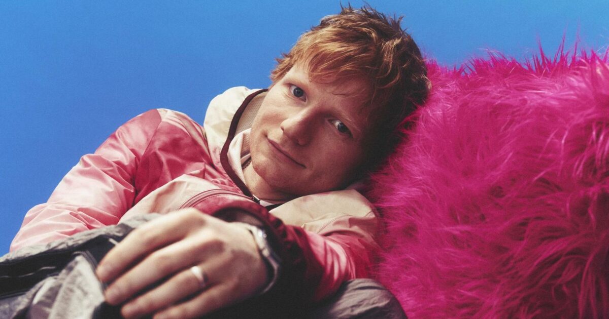 “L’industria musicale? Un parco giochi. Ci sono i ragazzi fighi e non. Io sono sempre stato dall’altra parte”: l’anti-divo Ed Sheeran si tinge di rosa con “Play”