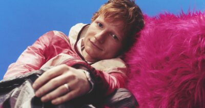 Copertina di “L’industria musicale? Un parco giochi. Ci sono i ragazzi fighi e non. Io sono sempre stato dall’altra parte”: l’anti-divo Ed Sheeran si tinge di rosa con “Play”