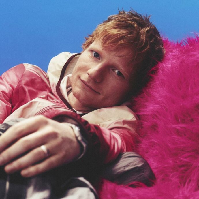 “L’industria musicale? Un parco giochi. Ci sono i ragazzi fighi e non. Io sono sempre stato dall’altra parte”: l’anti-divo Ed Sheeran si tinge di rosa con “Play”