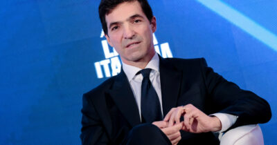 Copertina di Regionali Marche, il sondaggio Ipsos: Acquaroli in vantaggio col 50,1%, Ricci fermo al 44,8