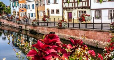 Copertina di Perché l’Alsazia è la meta perfetta per una fuga romantica d’autunno: cosa vedere e dove fermarsi, tra borghi medievali e vigneti