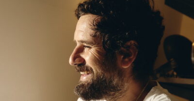 Copertina di “A casa mia erano disperati, dormivo con una cuffia per farmi venire i capelli a caschetto degli Oasis”: Tommaso Paradiso lancia “Lasciamene un po’”