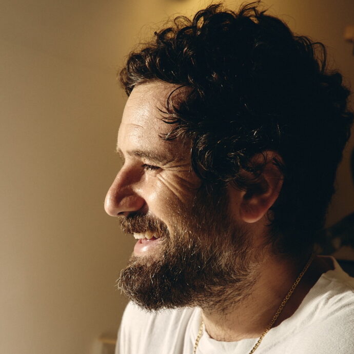 “A casa mia erano disperati, dormivo con una cuffia per farmi venire i capelli a caschetto degli Oasis”: Tommaso Paradiso lancia “Lasciamene un po’”