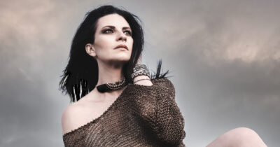 Copertina di “Ho deciso di cambiare numero di telefono ed eliminare tutti i social. Mi causano stress”: l’annuncio a sorpresa di Laura Pausini