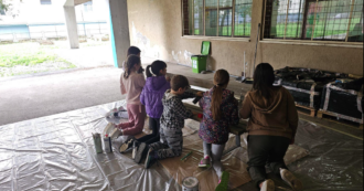 Copertina di Mura da dipingere e manutenzione: quando i genitori sono costretti a sistemare le scuole (in assenza dello Stato)