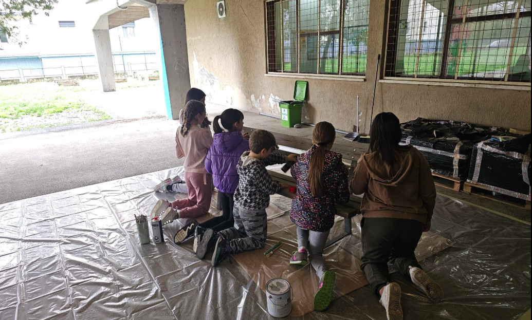 Mura da dipingere e manutenzione: quando i genitori sono costretti a sistemare le scuole (in assenza dello Stato) Mura da dipingere e manutenzione: quando i genitori sono costretti a sistemare le scuole (in assenza dello Stato)