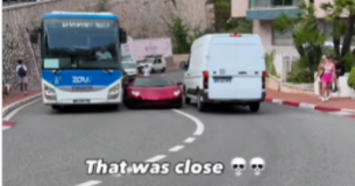 Copertina di Sorpasso da brividi a Montecarlo: Lamborghini Aventador si infila a tutta velocita tra un bus e un furgone, incidente sfiorato sul tornante più iconico