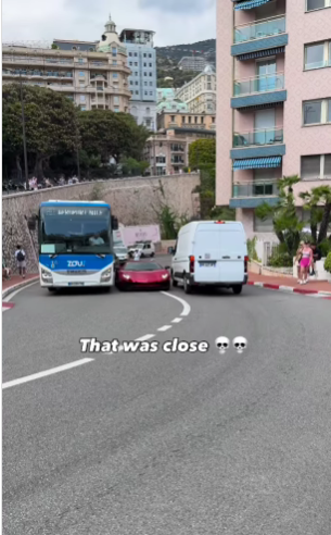 sorpasso da brividi a montecarlo lamborghini aventador si infila a tutta velocita tra un bus e un furgone incidente sfiorato sul tornante pi249 iconico