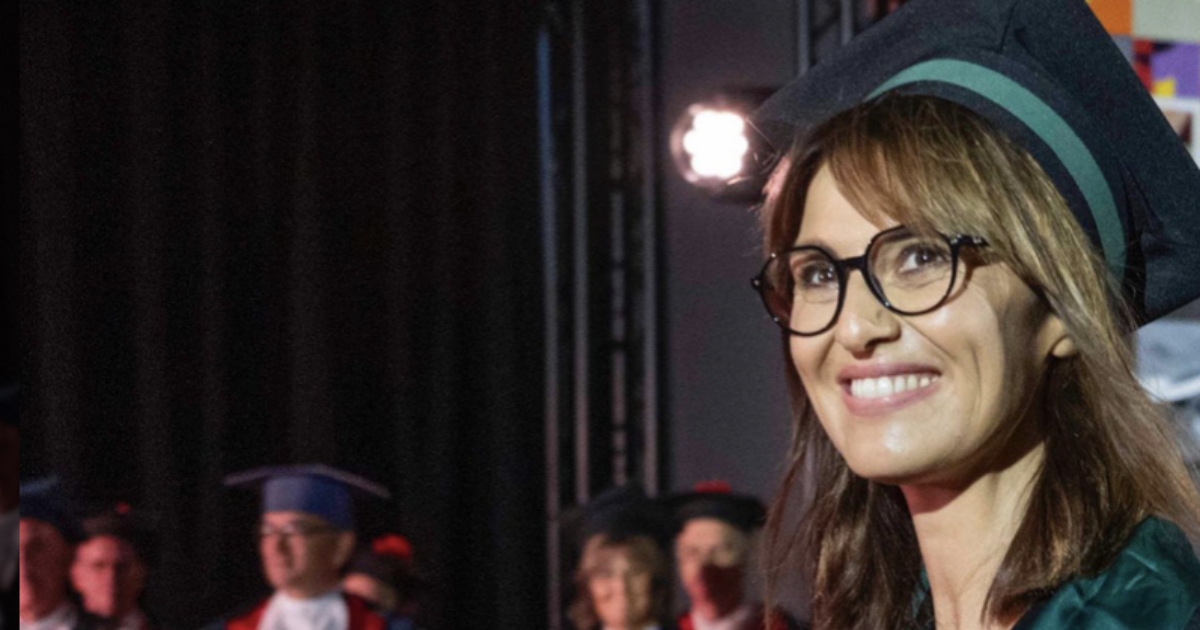 “In reparto pediatrico prima di entrare, ho sbirciato e mi sono bloccata, assalita da impotenza. C’è poco da ridere lì”: Laurea Honoris Causa a Paola Cortellesi