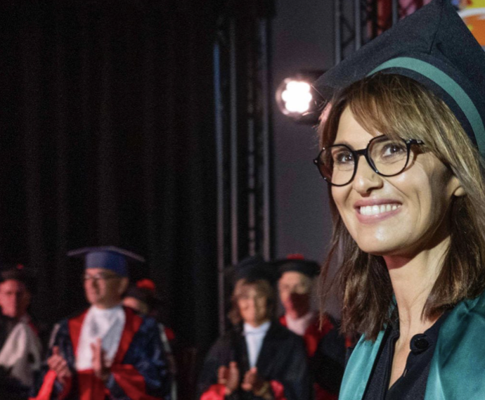 “In reparto pediatrico prima di entrare, ho sbirciato e mi sono bloccata, assalita da impotenza. C’è poco da ridere lì”: Laurea Honoris Causa a Paola Cortellesi