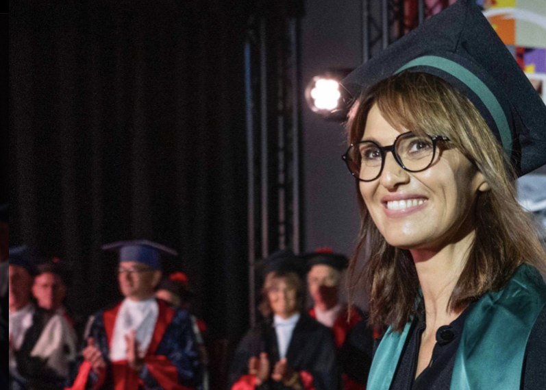 “In reparto pediatrico prima di entrare, ho sbirciato e mi sono bloccata, assalita da impotenza. C’è poco da ridere lì”: Laurea Honoris Causa a Paola Cortellesi “In reparto pediatrico prima di entrare, ho sbirciato e mi sono bloccata, assalita da impotenza. C’è poco da ridere lì”: Laurea Honoris Causa a Paola Cortellesi