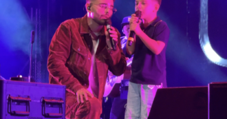 Copertina di Rocco Hunt duetta a sorpresa con il figlio Giovanni alla Reggia di Caserta. Sul palco arrivano anche la madre e la moglie dell’artista – VIDEO