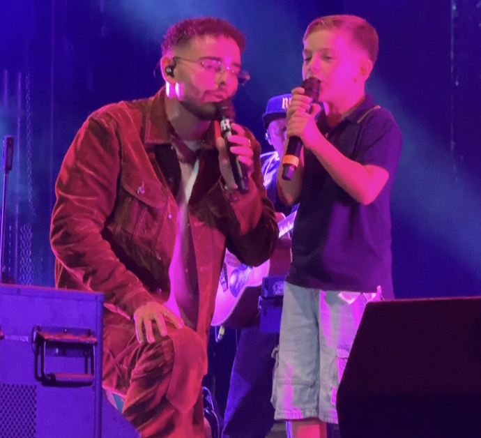 Rocco Hunt duetta a sorpresa con il figlio Giovanni alla Reggia di Caserta. Sul palco arrivano anche la madre e la moglie dell’artista – VIDEO