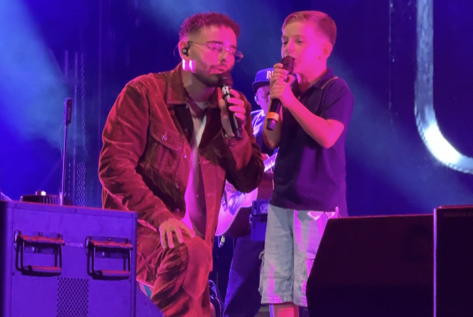 rocco hunt duetta a sorpresa con il figlio giovanni alla reggia di caserta sul palco arrivano anche la madre e la moglie dell8217artista 8211 video