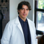 Copertina di Sovrappeso e obesità? “Farmaci ultima opzione, ma spesso sono la prima”. L'intervista a Valter Longo