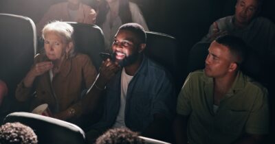 Copertina di Vivavoce molesto in pubblico: in Francia le prime multe contro i rumori indesiderati. A Londra si sensibilizza l’uso degli auricolari