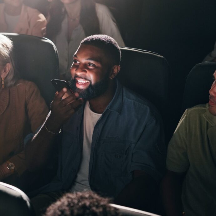 Vivavoce molesto in pubblico: in Francia le prime multe contro i rumori indesiderati. A Londra si sensibilizza l’uso degli auricolari