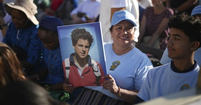 Nulla contro l’adolescente, ma il santo Carlo Acutis è già diventato un “gadget” pubblicitario