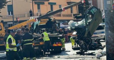 Copertina di Si schianta con l’auto contro un palo durante un inseguimento, morto un 18enne. Arrestato il conducente