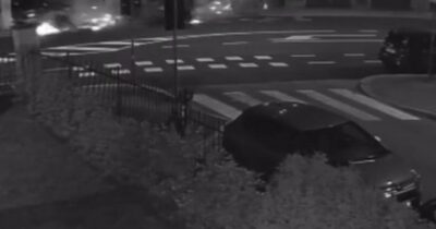 Copertina di Bologna, auto si schianta contro un palo durante un inseguimento: le immagini dell’incidente