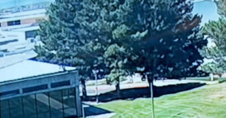 Le immagini: il presunto assassino ripreso mentre corre sul tetto e si allontana