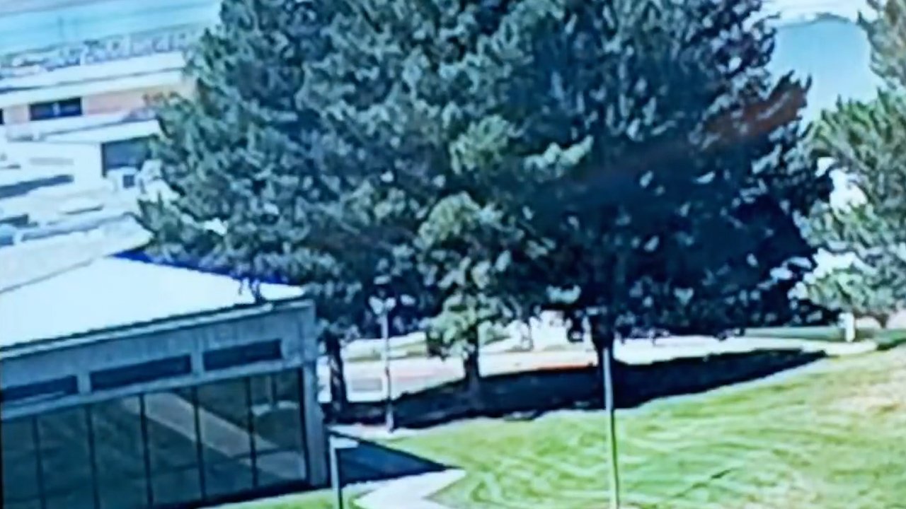omicidio charlie kirk diffuso un nuovo video il presunto assassino ripreso mentre corre sul tetto e si allontana
