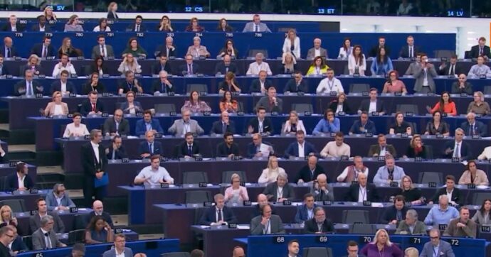 Ucraina, l’Ue si oppone al piano di pace di Trump: “Preoccupante. No al riconoscimento dei territori in mano ai russi”