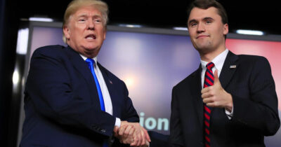 Copertina di L’assassinio di Charlie Kirk infiamma gli Usa. Repubblicani contro media e democratici. Campus “neri” costretti a sospendere le lezioni