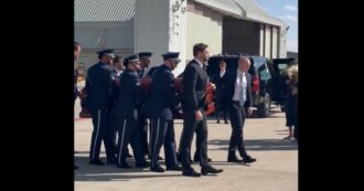 Usa, il vicepresidente Vance porta la bara di Charlie Kirk a bordo dell’Air Force Two