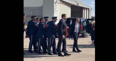 Copertina di Usa, il vicepresidente Vance porta la bara di Charlie Kirk a bordo dell’Air Force Two