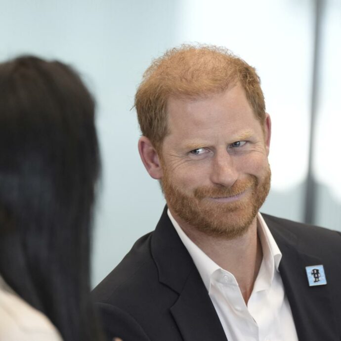 La mossa a sorpresa del principe Harry: va in Ucraina per fare visita ai soldati feriti di Kiev. Il prossimo obiettivo? Portare i suoi figli da Re Carlo