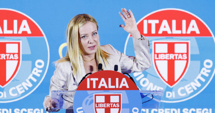 Meloni inaugura la campagna elettorale e attacca la sinistra: “Clima insostenibile, festeggiano la violenza”. Il Pd: “Straparla”