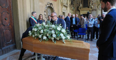 Copertina di Folla alla camera ardente di Stefano Benni a Bologna. L’addio di Pennac: “La malattia gli aveva tolto la capacità di ridere, era mio fratello nella vita ideale”