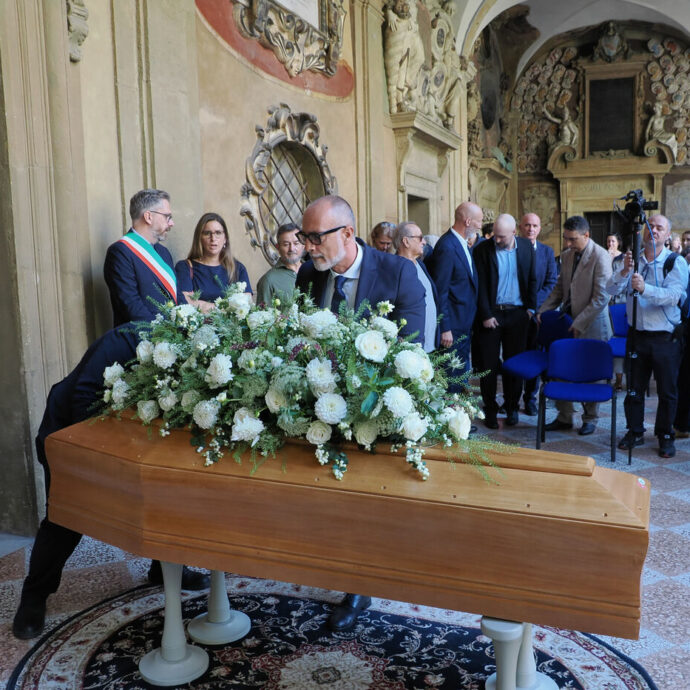 Folla alla camera ardente di Stefano Benni a Bologna. L’addio di Pennac: “La malattia gli aveva tolto la capacità di ridere, era mio fratello nella vita ideale”