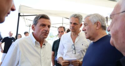 Copertina di Calenda flirta con Forza Italia per il voto nelle Marche e a Milano. Ma poi litiga con Schifani: “Ha offeso la Sicilia”