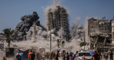 Copertina di “Così banche e assicurazioni di Usa e Ue finanziano la guerra di Israele a Gaza negoziando bond israeliani”