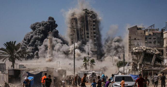 Netanyahu: “Uccidere i leader di Hamas a Doha sarebbe la fine della guerra”. Bombe su due rifugi Onu. Ucciso giovane calciatore con 14 famigliari