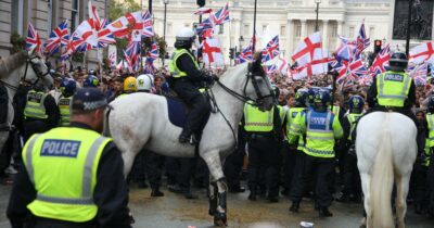 Copertina di L’estrema destra in piazza a Londra: in 110mila lanciano slogan contro i migranti e inneggiano a Charlie Kirk. Tensioni con la polizia