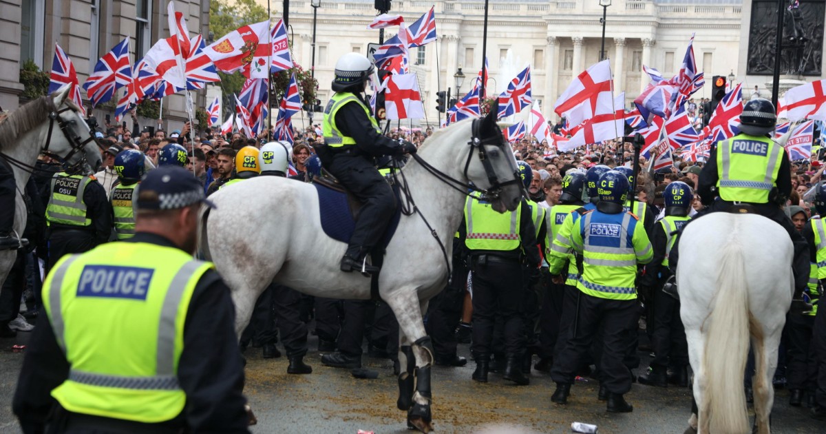 L’estrema destra in piazza a Londra: 110mila lanciano slogan contro i migranti e inneggiano a Charlie Kirk